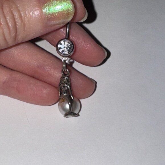 Mermaid on White Pearl Dangle Belly Ring - Picture 5 of 12